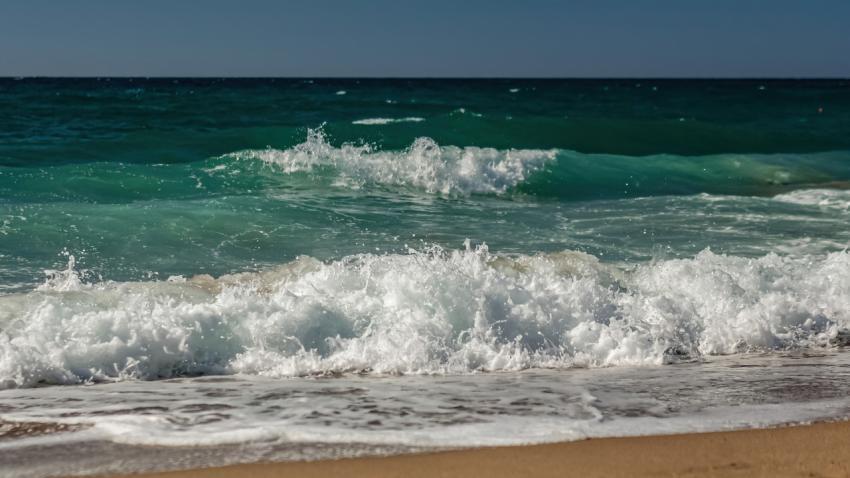 Seashore waves with view on the sky