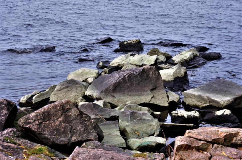 Large stones near the water