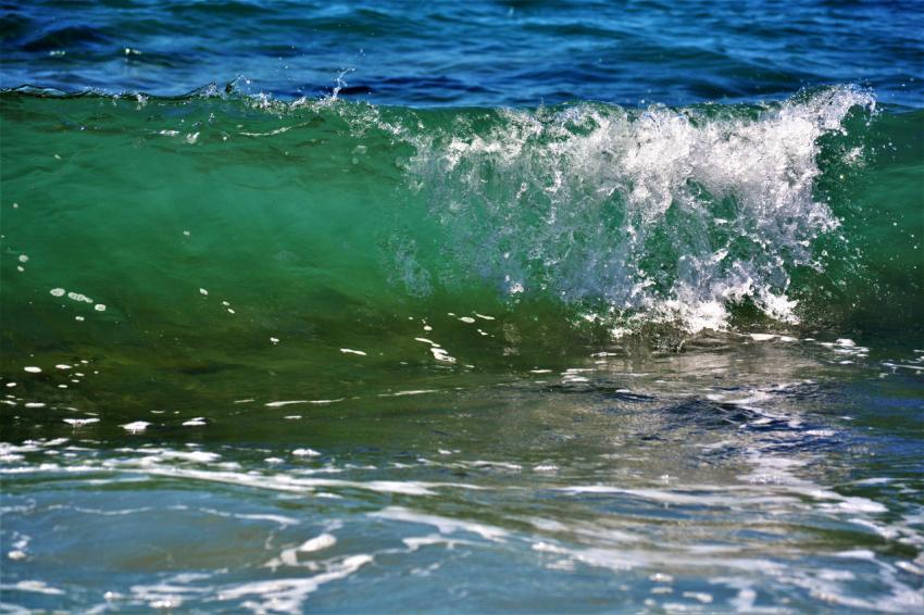 big sea wave