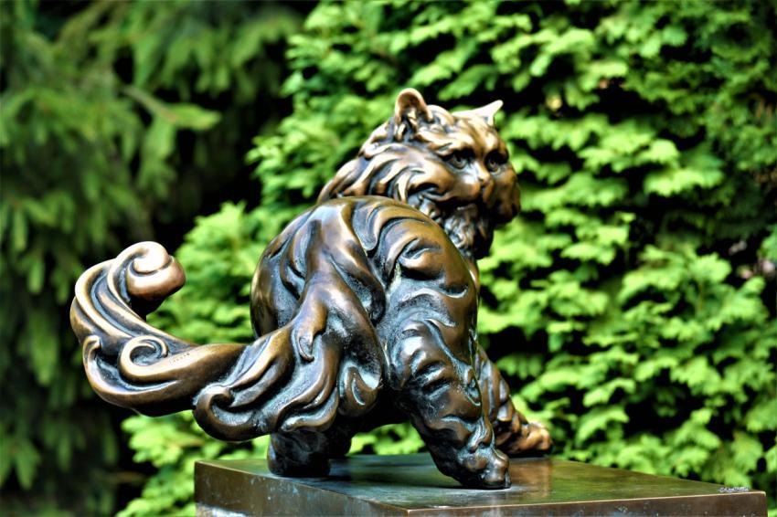 cat statue